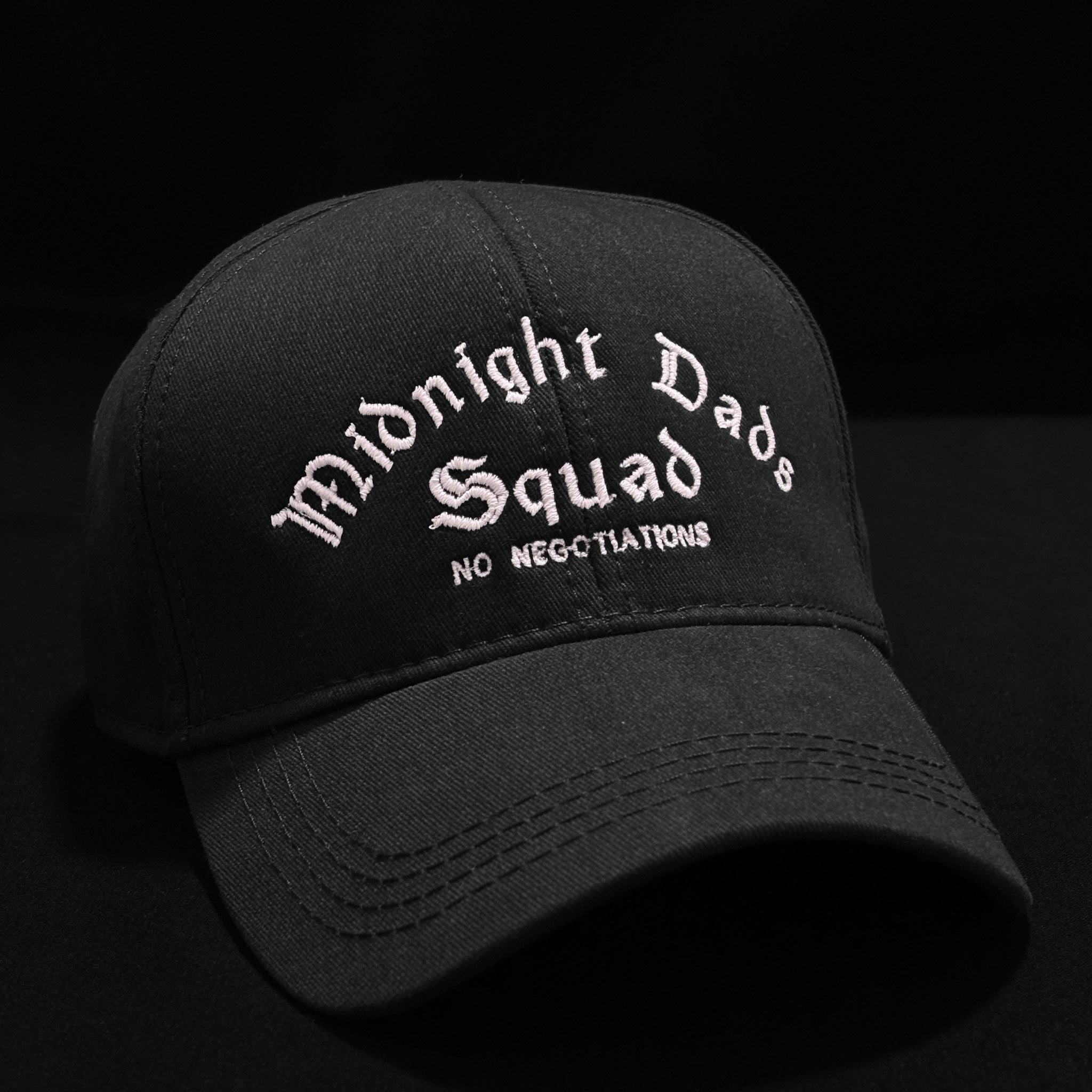 Siyah renkli, içi ve dışı %100 pamuklu premium beyzbol şapkası. Ön panelinde karanlıkta parlayan (glow-in-the-dark) özel iplikle gotik fontta işlenmiş "Midnight Dads Squad" ve "NO NEGOTIATIONS" nakışı bulunur. Birinci sınıf Alman nakış ipliği ile üretilmiştir. Nefes alan pamuklu dokusu terletmez. Geceleri parlayan esprili tasarımıyla babalar için özel üretilmiş iddialı günlük aksesuar.