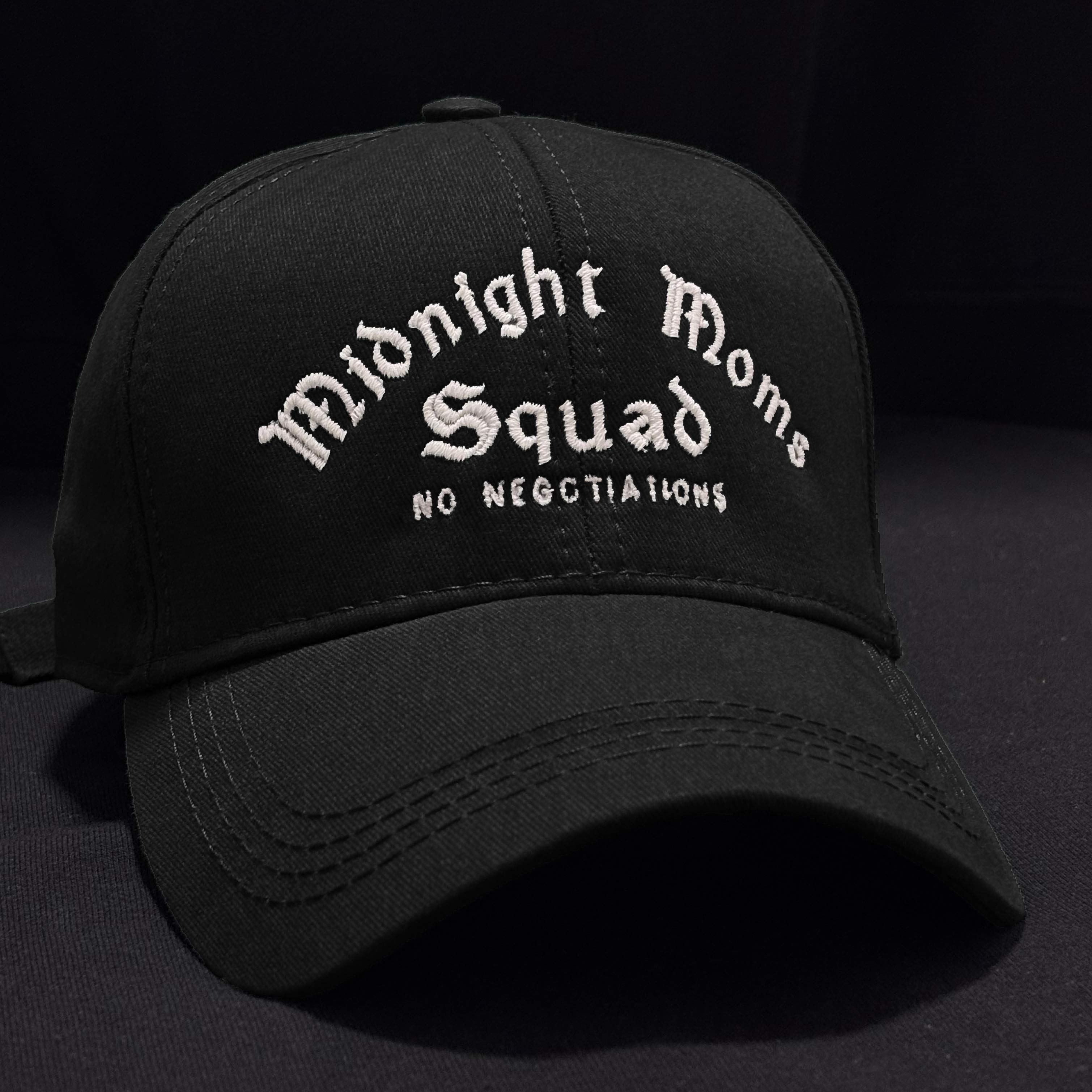 Siyah renkli, %100 pamuklu iç astar ve dış yüzeye sahip yetişkin şapkası. Ön kısmındaki "Midnight Moms Squad NO NEGOTIATIONS" nakışında gece karanlığında parlayan özel iplik kullanılmıştır. Hem şık hem de dikkat çekici bu tasarım, ayarlanabilir arka tokası sayesinde her kafa yapısına kusursuz uyum sağlar. Annelerin günlük kombinlerini tamamlayan, terletmeyen ve uzun ömürlü premium aksesuar.