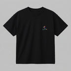 Siyah renkli, %100 pamuklu Oeko-Tex sertifikalı oversize çocuk t-shirt modeli. Göğüs kısmında zarif, minimal ve rahatsız etmeyen ufak boyutlarda "scootera binen çocuk" nakışı yer alır. Birinci sınıf Alman nakış ipliği kullanılarak özenle işlenmiştir. Tok duran heavyweight kumaşı, nefes alan ve terletmeyen yapısıyla çocukların günlük stiline sade ve şık bir dokunuş katan premium tasarım.