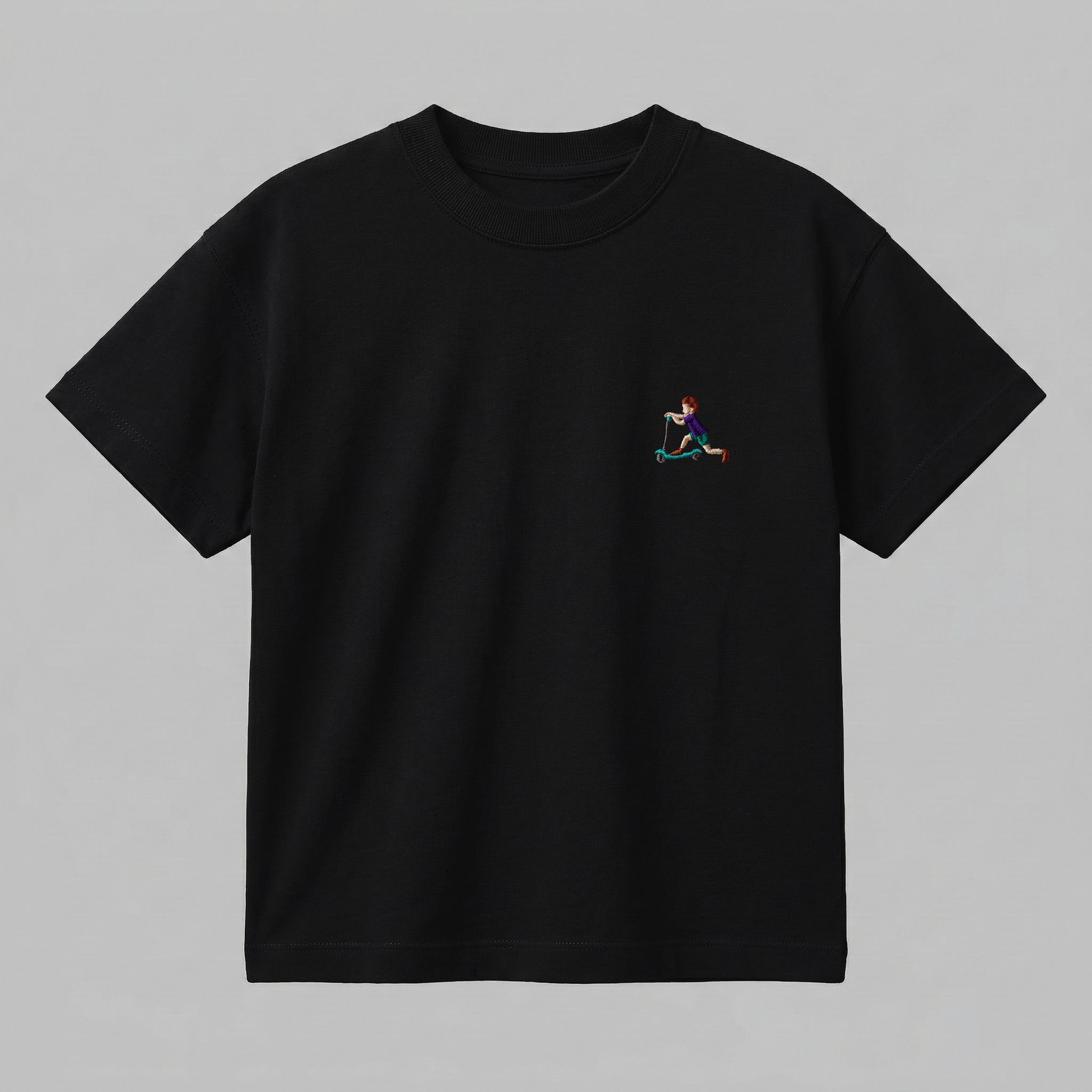 Siyah renkli, %100 pamuklu Oeko-Tex sertifikalı oversize çocuk t-shirt modeli. Göğüs kısmında zarif, minimal ve rahatsız etmeyen ufak boyutlarda "scootera binen çocuk" nakışı yer alır. Birinci sınıf Alman nakış ipliği kullanılarak özenle işlenmiştir. Tok duran heavyweight kumaşı, nefes alan ve terletmeyen yapısıyla çocukların günlük stiline sade ve şık bir dokunuş katan premium tasarım.