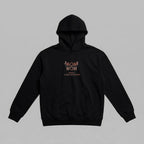 Siyah renkli ve içi kalın şardonlu polar yapısıyla anneleri soğuktan koruyan premium yetişkin kapüşonlu sweatshirt. Göğsünde yer alan yaratıcı "MOM is a reflection of WOW" yansıma nakışı, birinci sınıf Alman işçiliği ile özenle uygulanmıştır. Oeko-Tex sertifikalı rüzgar kesen kumaşı üstün ısı yalıtımı sağlarken nefes alan dokusuyla terletmez. Fermuarsız ve düğmesiz tasarımı, geniş kanguru cebi ve esnek manşetleriyle gün boyu konfor sunan, uzun ömürlü ve şık bir kışlık giyim alternatifidir.