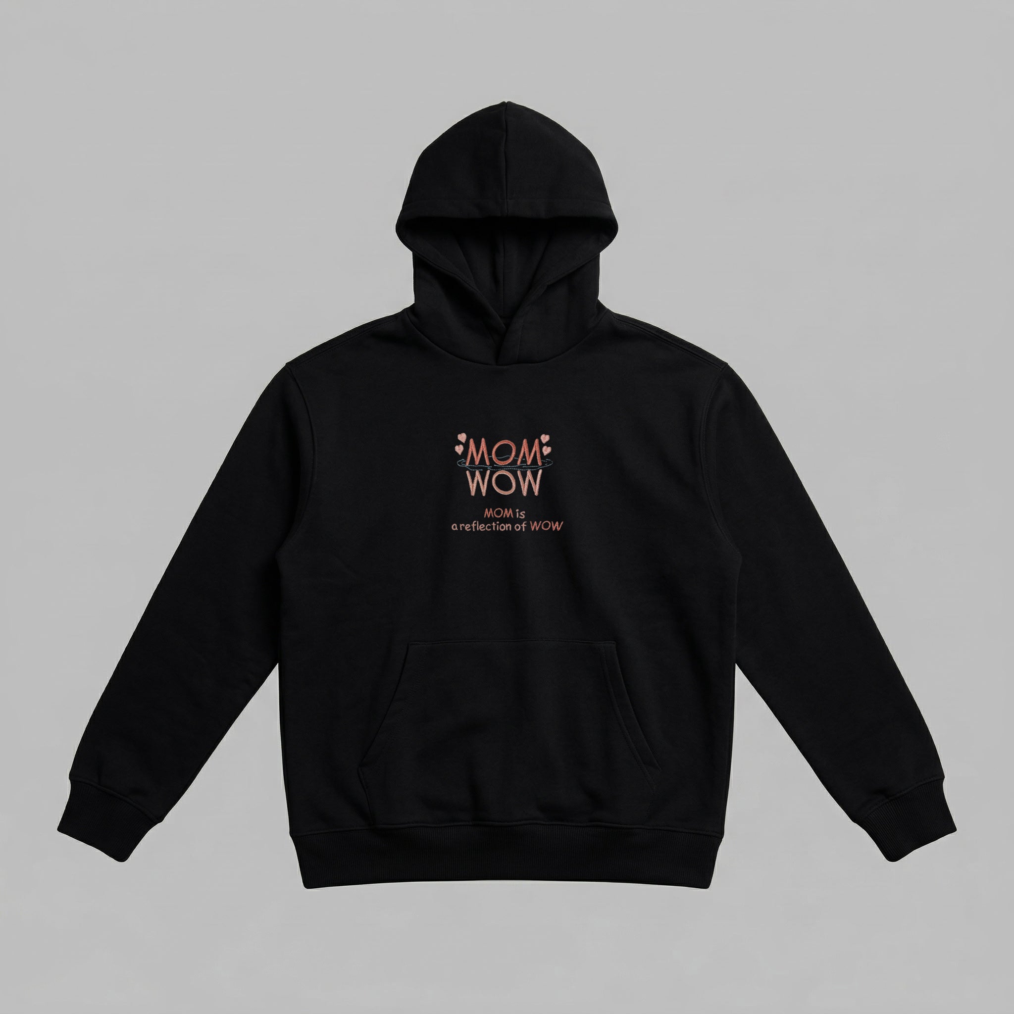 Siyah renkli ve içi kalın şardonlu polar yapısıyla anneleri soğuktan koruyan premium yetişkin kapüşonlu sweatshirt. Göğsünde yer alan yaratıcı "MOM is a reflection of WOW" yansıma nakışı, birinci sınıf Alman işçiliği ile özenle uygulanmıştır. Oeko-Tex sertifikalı rüzgar kesen kumaşı üstün ısı yalıtımı sağlarken nefes alan dokusuyla terletmez. Fermuarsız ve düğmesiz tasarımı, geniş kanguru cebi ve esnek manşetleriyle gün boyu konfor sunan, uzun ömürlü ve şık bir kışlık giyim alternatifidir.