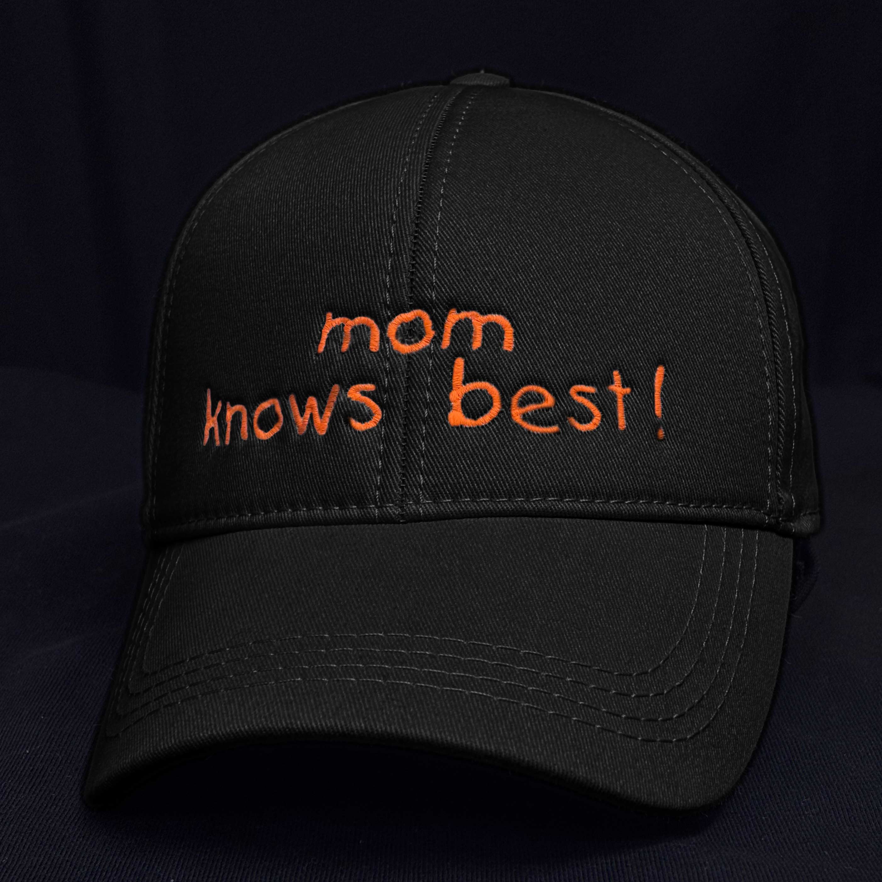 Siyah renkli, %100 pamuklu premium anne şapkası. Ön panelinde beyaz iplikle "Mom knows best!" yazısı ve küçük bir kalp nakışı, yüksek kalite Alman işçiliği ile işlenmiştir. Hassas ciltlere dost, nefes alan ve terletmeyen yapısıyla gün boyu konfor sunar. Anneler için esprili ve şık bir hediye seçeneği.