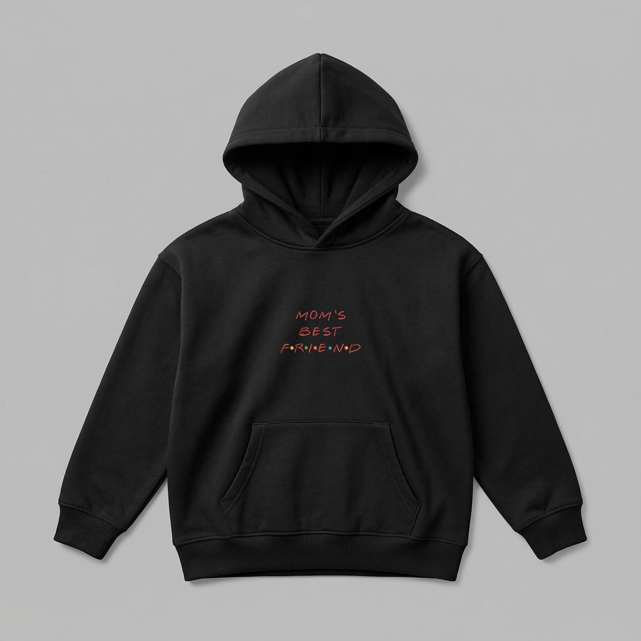 Siyah renkli, Oeko-Tex sertifikalı kalın polar çocuk kapüşonlu sweatshirt. Göğüs kısmında kırmızı renkli "MOM'S BEST" yazısı ve hemen altında renkli noktalarla detaylandırılmış "F.R.I.E.N.D" nakışı bulunur. İçi şardonlu dokusu kışın rüzgarı keser, sıcak tutar ve terletmez. Fermuarsız tasarımı, kanguru cebi ve birinci sınıf Alman nakış işçiliğiyle üretilmiş, anneler ve çocukları arasındaki bağı yansıtan premium kışlık tasarım.