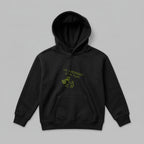 Oeko-Tex standartlarına uygun, içi şardonlu polar dokusuyla soğuk havalarda üstün koruma sağlayan siyah renkli premium çocuk hoodie. Göğüs kısmında yüksek kalite Alman nakış işçiliği ile işlenmiş, çocuk elinden çıkmış gibi duran My Superhero Is My Mom tasarımı yer alır. 2-7 yaş grubunun kış gardırobu için tasarlanan bu model; nefes alan yapısı, geniş kanguru cebi ve kalın ribana detaylarıyla hem konforlu hem de yıpranmalara karşı ekstra dayanıklıdır.