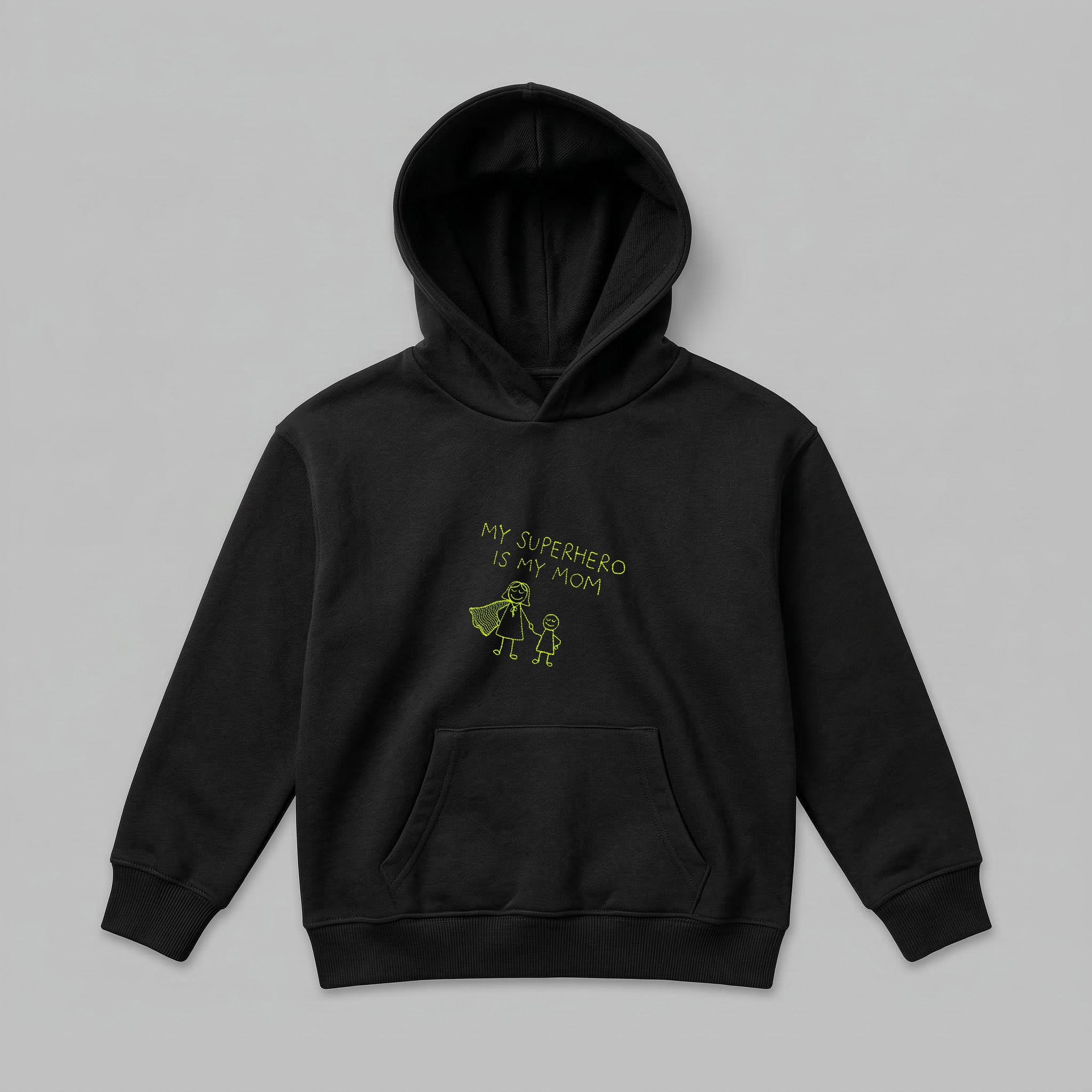 Oeko-Tex standartlarına uygun, içi şardonlu polar dokusuyla soğuk havalarda üstün koruma sağlayan siyah renkli premium çocuk hoodie. Göğüs kısmında yüksek kalite Alman nakış işçiliği ile işlenmiş, çocuk elinden çıkmış gibi duran My Superhero Is My Mom tasarımı yer alır. 2-7 yaş grubunun kış gardırobu için tasarlanan bu model; nefes alan yapısı, geniş kanguru cebi ve kalın ribana detaylarıyla hem konforlu hem de yıpranmalara karşı ekstra dayanıklıdır.