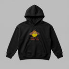 Siyah renkli, Oeko-Tex sertifikalı kalın polar çocuk kapüşonlu sweatshirt. Göğüs kısmında pilot gözlüklü sevimli sarı civciv figürü ve turuncu iplikle işlenmiş "ONE DAY I WILL FLY" nakışı bulunur. İçi şardonlu dokusu çocukları kışın sıcak tutarken nefes alan yapısıyla terletmez. Fermuarsız tasarımı, kanguru cebi ve birinci sınıf Alman nakış işçiliği ile özenle üretilmiş, esprili tasarıma sahip premium çocuk kışlık giyim parçası.