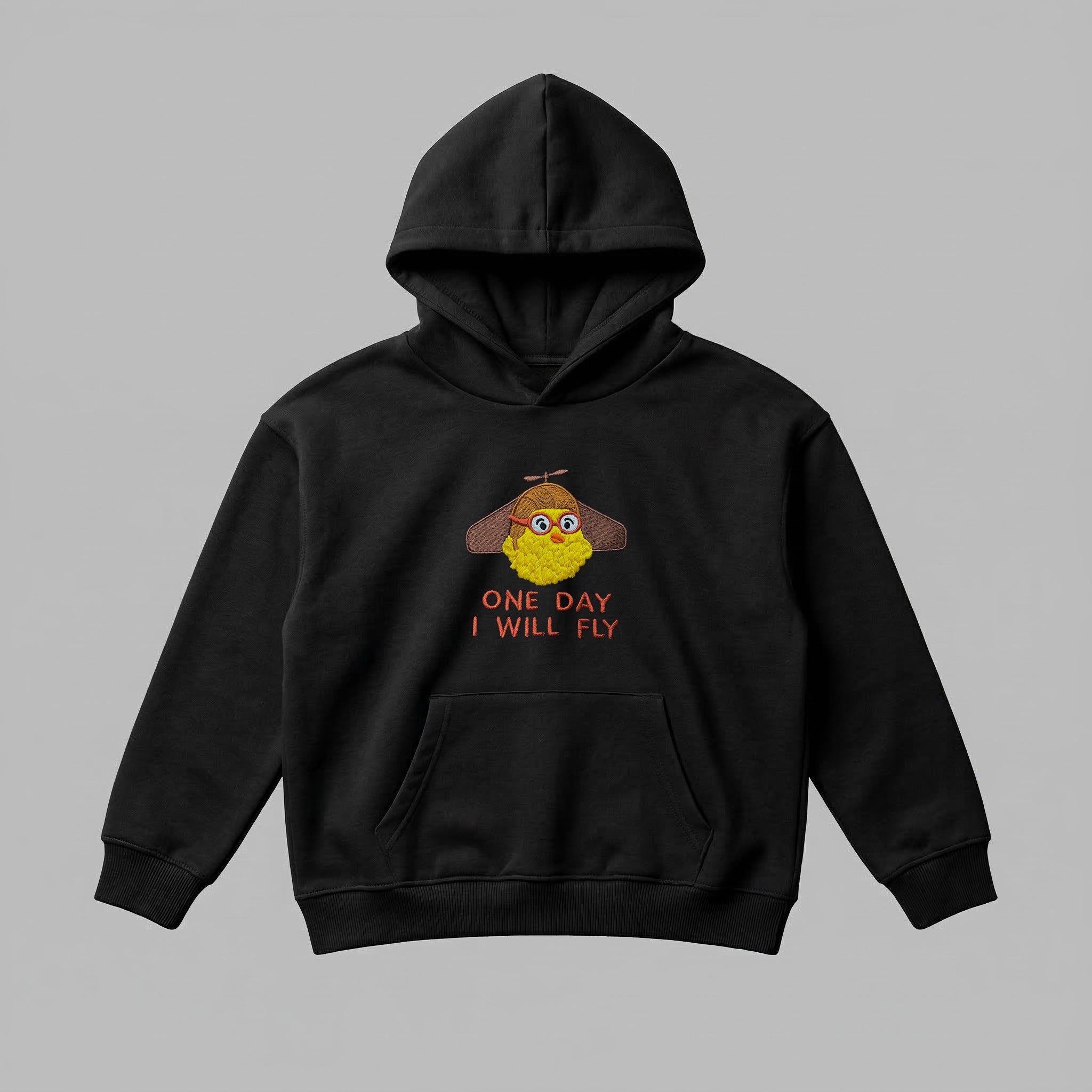 Siyah renkli, Oeko-Tex sertifikalı kalın polar çocuk kapüşonlu sweatshirt. Göğüs kısmında pilot gözlüklü sevimli sarı civciv figürü ve turuncu iplikle işlenmiş "ONE DAY I WILL FLY" nakışı bulunur. İçi şardonlu dokusu çocukları kışın sıcak tutarken nefes alan yapısıyla terletmez. Fermuarsız tasarımı, kanguru cebi ve birinci sınıf Alman nakış işçiliği ile özenle üretilmiş, esprili tasarıma sahip premium çocuk kışlık giyim parçası.
