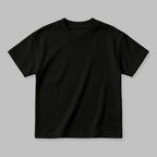 Çocuk giyim koleksiyonunuz için mükemmel bir temel oluşturan siyah renkli boş oversize tişört mockup görseli. Oeko-Tex standartlarına uygun %100 pamuklu heavyweight kumaşın tok ve kaliteli duruşunu detaylıca sergiler. Kalın dokusuna rağmen cilde nefes aldıran, terletmeyen ve yumuşacık bir yapıya sahiptir. 2-7 yaş çocukların rahatlığı için tasarlanmış geniş ribana yakasıyla kendi nakış veya baskı tasarımlarınızı hayal edebileceğiniz premium ve dayanıklı boş tişört modelidir.
