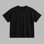 Tasarımlarınızı uygulayabileceğiniz veya müşterilerinize renk seçeneği olarak sunabileceğiniz siyah renkli boş çocuk tişörtü mockup görseli. 2-7 yaş kalıbında üretilmiş olup, Oeko-Tex standartlarına sahip %100 pamuklu heavyweight kumaşın tok ve kaliteli duruşunu netçe yansıtır. Yumuşacık cilde dost dokusu, esnek ribana yakası ve terletmeyen nefes alan yapısıyla öne çıkan, her türlü nakış veya baskı kişiselleştirmesine uygun dayanıklı premium boş tişört matrahıdır.