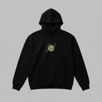Özelleştirme sayfasında canlı önizleme için kullanılan siyah renkli çocuk kapüşonlu sweatshirt mockup görseli. Müşteriler eğlenceli gezegen nakışının altına kendi çocuklarının ismini yazarak kişiye özel bir hediye tasarlayabilirler. %100 pamuklu, Oeko-Tex sertifikalı ağır gramajlı tok kumaşı formunu korurken minikleri kışın sıcacık tutar. Esnek manşetleri ve oversize kalıbıyla çocuklara gün boyu hareket özgürlüğü sunar.