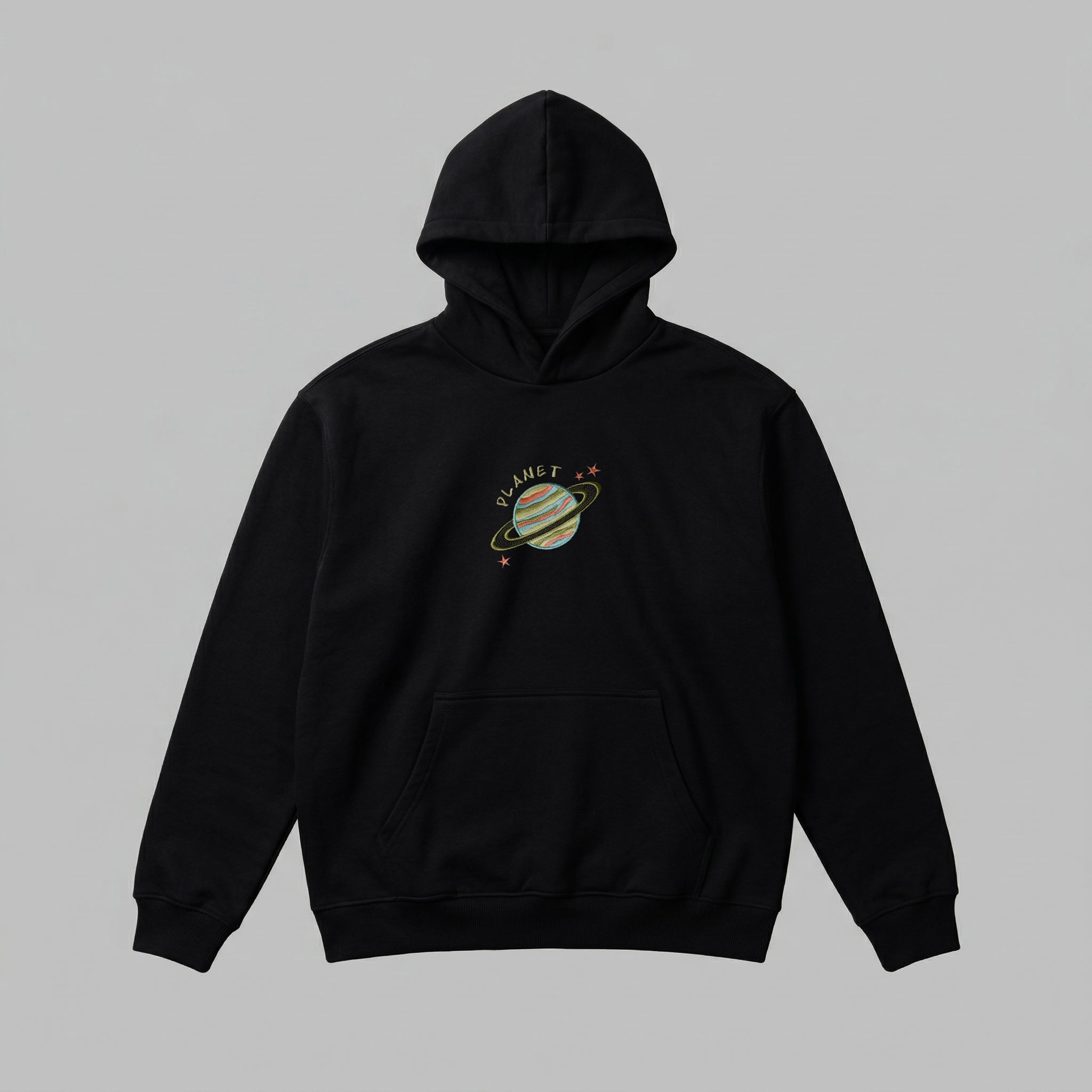 Özelleştirme sayfasında canlı önizleme için kullanılan siyah renkli çocuk kapüşonlu sweatshirt mockup görseli. Müşteriler eğlenceli gezegen nakışının altına kendi çocuklarının ismini yazarak kişiye özel bir hediye tasarlayabilirler. %100 pamuklu, Oeko-Tex sertifikalı ağır gramajlı tok kumaşı formunu korurken minikleri kışın sıcacık tutar. Esnek manşetleri ve oversize kalıbıyla çocuklara gün boyu hareket özgürlüğü sunar.