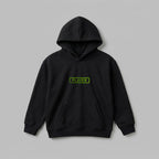 Siyah renkli, Oeko-Tex sertifikalı kalın polar çocuk kapüşonlu sweatshirt detayı. Göğüs kısmında, mavi iplikle çevrelenmiş "PLAYER" yazısının ortasında neon yeşil iplikle işlenmiş bir oyun kolu figürü bulunur. Yüksek kalite Alman nakış işçiliği ile üretilmiştir. İçi şardonlu polar dokusu kış aylarında rüzgarı keser ve terletmeden sıcak tutar. Fermuarsız tasarımı, kanguru cebi, esnek manşetleri ve ribana etek ucu ile 2-7 yaş çocuk giyimine konfor sunan premium oyuncu temalı kışlık sweatshirt.