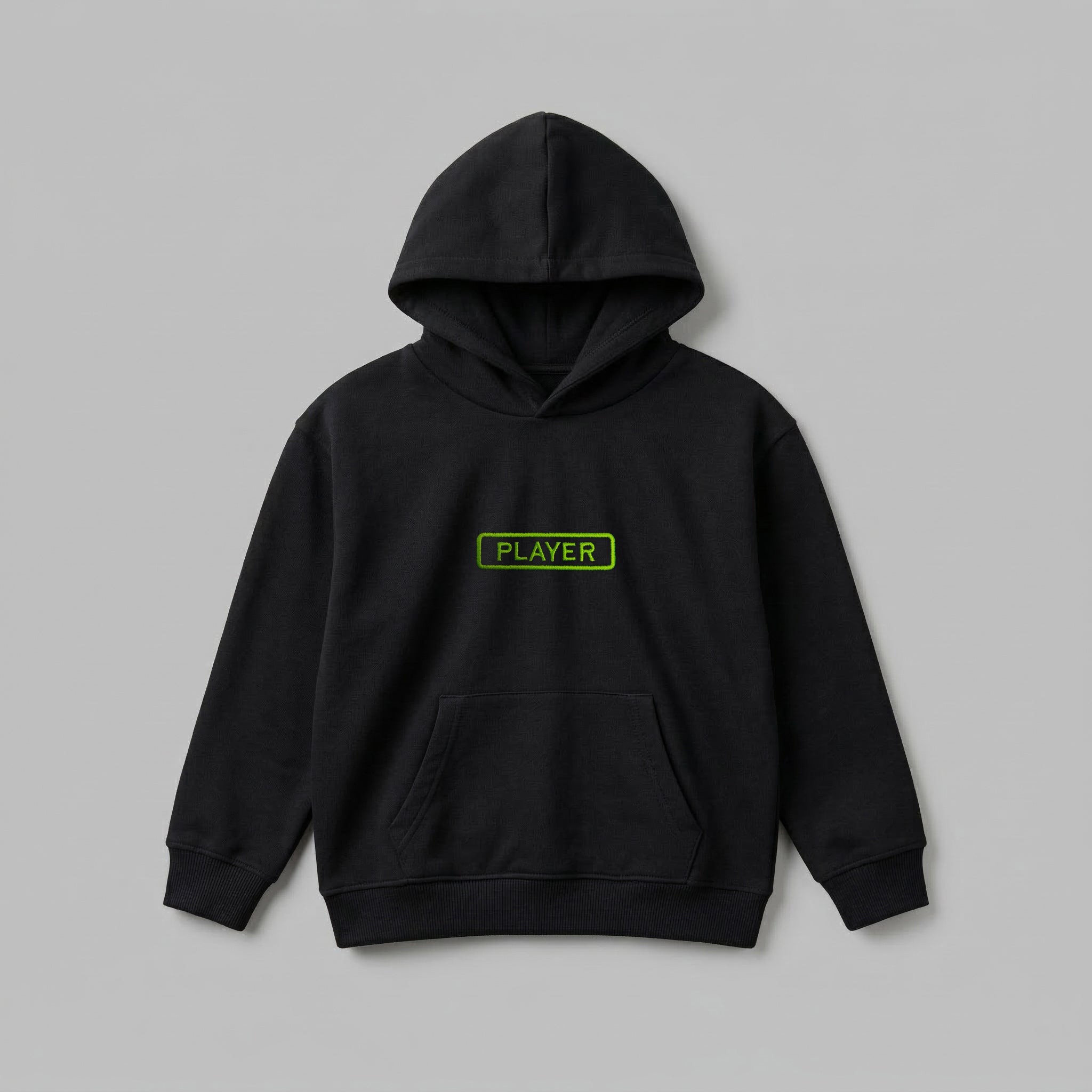 Siyah renkli, Oeko-Tex sertifikalı kalın polar çocuk kapüşonlu sweatshirt detayı. Göğüs kısmında, mavi iplikle çevrelenmiş "PLAYER" yazısının ortasında neon yeşil iplikle işlenmiş bir oyun kolu figürü bulunur. Yüksek kalite Alman nakış işçiliği ile üretilmiştir. İçi şardonlu polar dokusu kış aylarında rüzgarı keser ve terletmeden sıcak tutar. Fermuarsız tasarımı, kanguru cebi, esnek manşetleri ve ribana etek ucu ile 2-7 yaş çocuk giyimine konfor sunan premium oyuncu temalı kışlık sweatshirt.