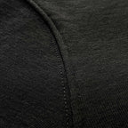 Siyah premium yetişkin hoodie (kapüşonlu sweatshirt) modelinin kol dikişi birleşimini ve tok pamuklu kumaş dokusunu gösteren makro detay çekimi. Ağır gramajlı (heavyweight) kumaşın yoğun örgüsü ve pürüzsüz yapısı üzerine uygulanmış sağlam, temiz dikiş işçiliği ön plana çıkmaktadır. Dayanıklılığı, premium hissi ve kusursuz yapım kalitesini vurgulayan yakın çekim.