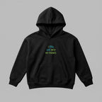 Miniklerin stiline havalı bir dokunuş katan, siyah renkli ve dökümlü oversize kesim kapüşonlu sweatshirt. Göğüs kısmında renkli ipliklerle işlenmiş 'I STILL LIVE WITH MY PARENTS' nakış tasarımı dikkat çeker. Yüksek kaliteli Oeko-Tex sertifikalı %100 pamuklu heavyweight kumaşı, üstün yumuşaklık ve dayanıklılık sunar. Kanguru cebi ve esnek ribana manşetleri ile gün boyu konfor sağlar. İstanbul'da tasarlanan, sağlıklı ve uzun ömürlü bir premium çocuk kıyafetidir.