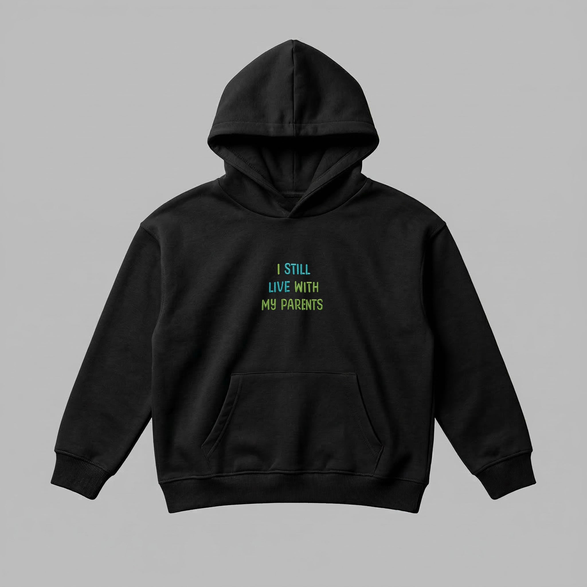 Miniklerin stiline havalı bir dokunuş katan, siyah renkli ve dökümlü oversize kesim kapüşonlu sweatshirt. Göğüs kısmında renkli ipliklerle işlenmiş 'I STILL LIVE WITH MY PARENTS' nakış tasarımı dikkat çeker. Yüksek kaliteli Oeko-Tex sertifikalı %100 pamuklu heavyweight kumaşı, üstün yumuşaklık ve dayanıklılık sunar. Kanguru cebi ve esnek ribana manşetleri ile gün boyu konfor sağlar. İstanbul'da tasarlanan, sağlıklı ve uzun ömürlü bir premium çocuk kıyafetidir.