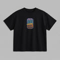 Siyah renkli, %100 pamuklu Oeko-Tex sertifikalı oversize çocuk t-shirt modeli. Göğüs kısmında retro pixel art temasına sahip, geleneksel kanaviçe (cross stitch) tekniği görünümüyle işlenmiş renkli konserve sardalya figürü yer alır. Birinci sınıf Alman nakış ipliği kullanılarak özenle üretilmiştir. Tok duran heavyweight kumaşı, nefes alan ve terletmeyen yapısıyla çocukların günlük stiline nostaljik, eğlenceli ve farklı bir dokunuş katan premium tasarım.
