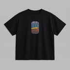 Siyah renkli, %100 pamuklu Oeko-Tex sertifikalı oversize çocuk t-shirt modeli. Göğüs kısmında retro pixel art temasına sahip, geleneksel kanaviçe (cross stitch) tekniği görünümüyle işlenmiş renkli konserve sardalya figürü yer alır. Birinci sınıf Alman nakış ipliği kullanılarak özenle üretilmiştir. Tok duran heavyweight kumaşı, nefes alan ve terletmeyen yapısıyla çocukların günlük stiline nostaljik, eğlenceli ve farklı bir dokunuş katan premium tasarım.