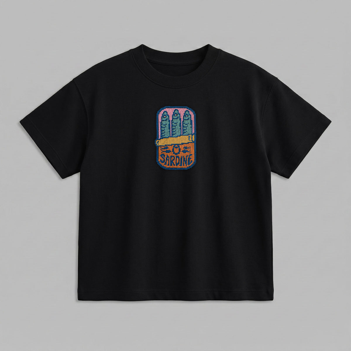 Siyah renkli, %100 pamuklu Oeko-Tex sertifikalı oversize çocuk t-shirt modeli. Göğüs kısmında retro pixel art temasına sahip, geleneksel kanaviçe (cross stitch) tekniği görünümüyle işlenmiş renkli konserve sardalya figürü yer alır. Birinci sınıf Alman nakış ipliği kullanılarak özenle üretilmiştir. Tok duran heavyweight kumaşı, nefes alan ve terletmeyen yapısıyla çocukların günlük stiline nostaljik, eğlenceli ve farklı bir dokunuş katan premium tasarım.