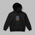 Siyah renkli, Oeko-Tex sertifikalı polar çocuk kapüşonlu sweatshirt. Göğüs kısmında canlı renklerle tasarlanmış, pixel art estetiğini kanaviçe (cross stitch) tekniğiyle buluşturan konserve sardalya nakış detayı bulunur. İçi şardonlu nefes alan dokusu; serin yaz akşamlarında, bahar ve kış aylarında üşütmez, terletmeden konfor sağlar. Fermuarsız tasarımı, kanguru cebi ve birinci sınıf Alman nakış ipliği kullanılarak yüksek kalite standartlarında işlenmiş, farklı ve premium çocuk giyim parçası.