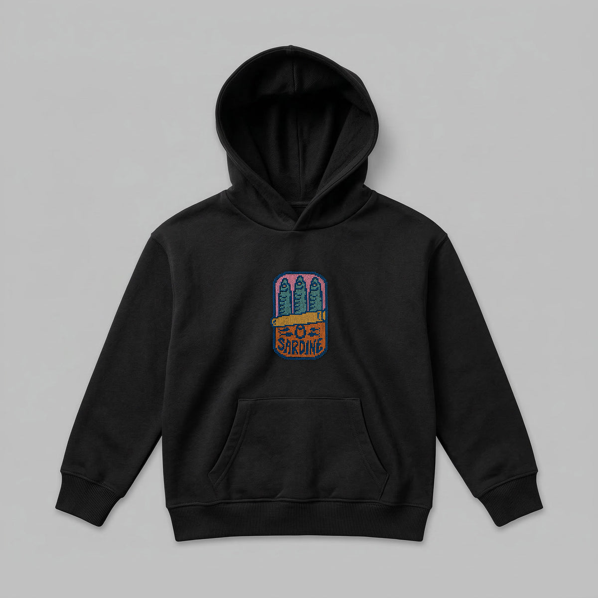 Siyah renkli, Oeko-Tex sertifikalı polar çocuk kapüşonlu sweatshirt. Göğüs kısmında canlı renklerle tasarlanmış, pixel art estetiğini kanaviçe (cross stitch) tekniğiyle buluşturan konserve sardalya nakış detayı bulunur. İçi şardonlu nefes alan dokusu; serin yaz akşamlarında, bahar ve kış aylarında üşütmez, terletmeden konfor sağlar. Fermuarsız tasarımı, kanguru cebi ve birinci sınıf Alman nakış ipliği kullanılarak yüksek kalite standartlarında işlenmiş, farklı ve premium çocuk giyim parçası.