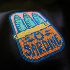 Siyah pamuklu tişört kumaşı üzerine işlenmiş "Sardine" (sardalya konservesi) nakışının makro (yakın çekim) detayı. Retro pixel art estetiği ve geleneksel kanaviçe (cross stitch) dokusunun birleştiği tasarımda; siyah zemin üzerinde patlayan pembe, turkuaz, sarı ve turuncu renkli ipliklerin kusursuz dizilimi vurgulanmaktadır. Birinci sınıf Alman nakış ipliği kullanılarak özenle oluşturulmuş, nostaljik ve premium tasarımın yüksek çözünürlüklü detay karesi.