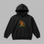 2-7 yaş grubu çocuklar için siyah renkli, içi şardonlu polar kapüşonlu sweatshirt. "Magic? Yes." yazısı ve turuncu el işareti bulunan eğlenceli nakış tasarımı ile dikkat çeker. Oeko-Tex standartlarına sahip %65 pamuklu tok kumaşı, soğuk havalarda rüzgarı keserek terletmeden üstün ısı yalıtımı sağlar. Pratik kanguru cebi, esnek ribanaları ve solmaya dirençli yapısıyla aktif çocukların kışlık gardırobunun vazgeçilmez, sağlıklı ve rahat premium kışlık kıyafet parçasıdır.