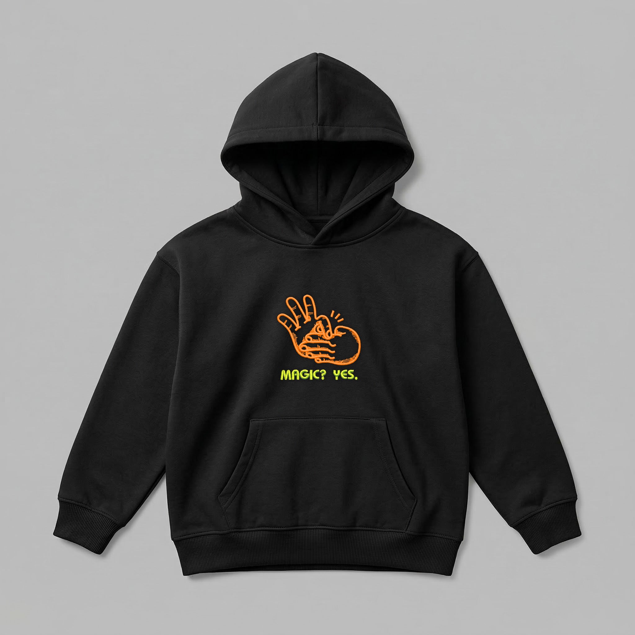 2-7 yaş grubu çocuklar için siyah renkli, içi şardonlu polar kapüşonlu sweatshirt. "Magic? Yes." yazısı ve turuncu el işareti bulunan eğlenceli nakış tasarımı ile dikkat çeker. Oeko-Tex standartlarına sahip %65 pamuklu tok kumaşı, soğuk havalarda rüzgarı keserek terletmeden üstün ısı yalıtımı sağlar. Pratik kanguru cebi, esnek ribanaları ve solmaya dirençli yapısıyla aktif çocukların kışlık gardırobunun vazgeçilmez, sağlıklı ve rahat premium kışlık kıyafet parçasıdır.