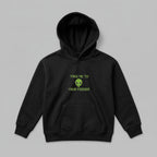 2-7 yaş grubuna uygun siyah renkli, içi şardonlu polar kapüşonlu çocuk sweatshirt. Esprili 'TAKE ME TO YOUR FEEDER' yazılı uzaylı nakış tasarımıyla dikkat çeker. Oeko-Tex standartlarına sahip, %65 pamuklu ve solmaya karşı dirençli kumaşı, soğuk havalarda rüzgarı keserek terletmeden üstün koruma sağlar. Pratik kanguru cebi, formunu koruyan esnek ribanaları ve sağlıklı yapısıyla aktif çocukların kışlık gardırobu için mükemmel, rahat ve premium bir hoodie seçeneği.