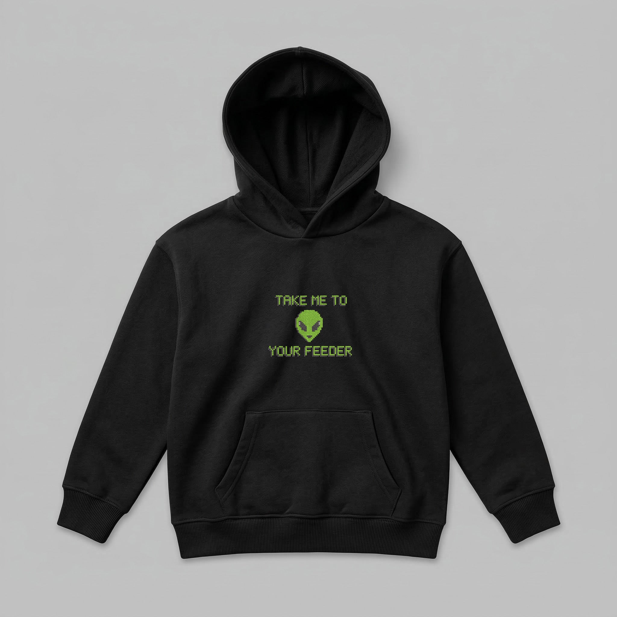 2-7 yaş grubuna uygun siyah renkli, içi şardonlu polar kapüşonlu çocuk sweatshirt. Esprili 'TAKE ME TO YOUR FEEDER' yazılı uzaylı nakış tasarımıyla dikkat çeker. Oeko-Tex standartlarına sahip, %65 pamuklu ve solmaya karşı dirençli kumaşı, soğuk havalarda rüzgarı keserek terletmeden üstün koruma sağlar. Pratik kanguru cebi, formunu koruyan esnek ribanaları ve sağlıklı yapısıyla aktif çocukların kışlık gardırobu için mükemmel, rahat ve premium bir hoodie seçeneği.