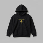 2-7 yaş grubuna uygun siyah renkli, içi polarlı şardonlu kapüşonlu çocuk sweatshirt. Esprili 'WHAT THE DUCK!?' yazılı piksel sanat ördek nakış tasarımıyla dikkat çeker. Oeko-Tex standartlarına sahip, %65 pamuklu ve solmaya karşı dirençli kumaşı, soğuk havalarda rüzgarı keserek üstün koruma sağlar. Pratik kanguru cebi, formunu koruyan esnek ribanaları ve terletmeyen sağlıklı yapısıyla aktif çocukların kışlık gardırobu için mükemmel, rahat ve premium bir hoodie seçeneği.