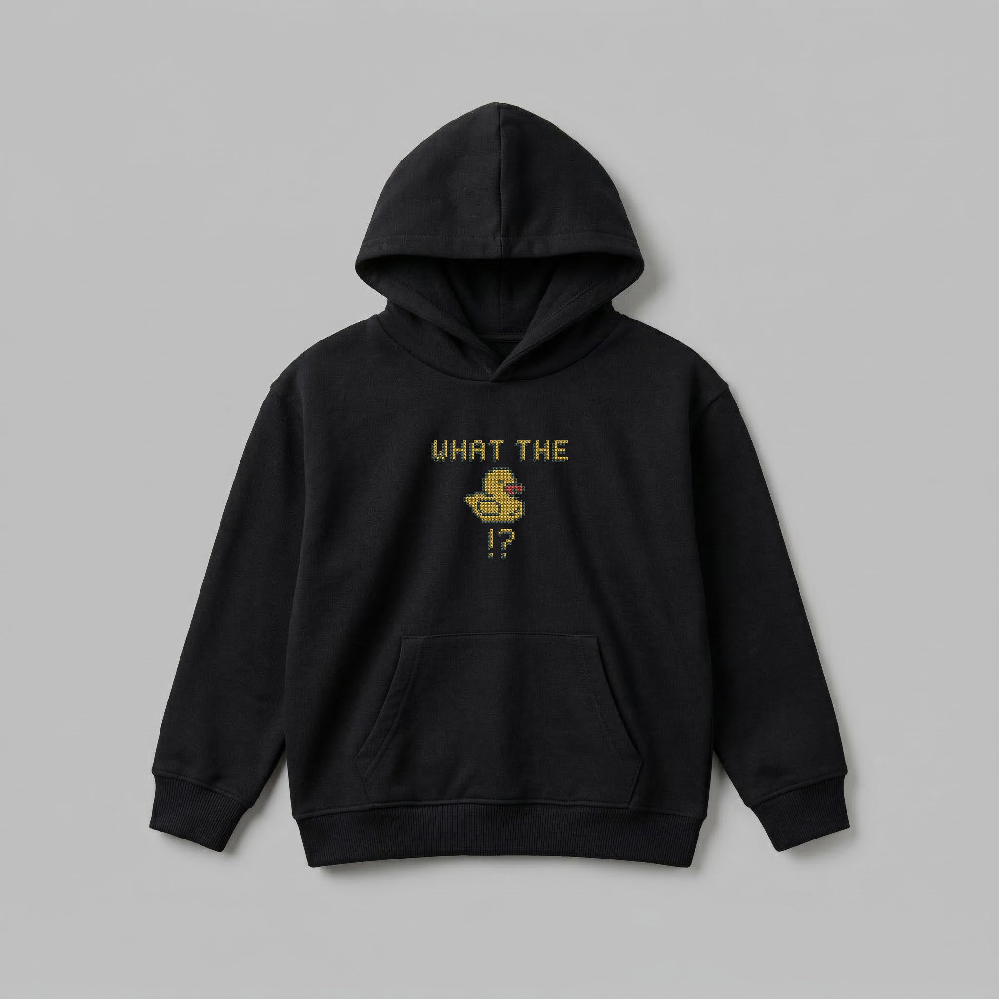 2-7 yaş grubuna uygun siyah renkli, içi polarlı şardonlu kapüşonlu çocuk sweatshirt. Esprili 'WHAT THE DUCK!?' yazılı piksel sanat ördek nakış tasarımıyla dikkat çeker. Oeko-Tex standartlarına sahip, %65 pamuklu ve solmaya karşı dirençli kumaşı, soğuk havalarda rüzgarı keserek üstün koruma sağlar. Pratik kanguru cebi, formunu koruyan esnek ribanaları ve terletmeyen sağlıklı yapısıyla aktif çocukların kışlık gardırobu için mükemmel, rahat ve premium bir hoodie seçeneği.