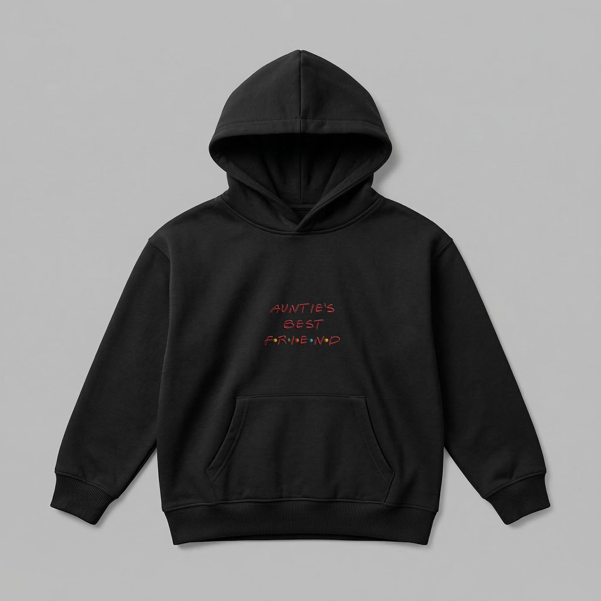 2-7 yaş aralığına uygun siyah renkli çocuk kapüşonlu sweatshirt modelinin önden görünümü. 'AUNTIE'S BEST FRIEND' nakışlı teyze temalı komik tasarım. Oeko-Tex sertifikalı %65 pamuk içeriği ve şardonlu polar iç yüzeyi, soğuk havalarda rüzgarı keserek sıcacık tutar. Solmaya karşı dirençli kumaşı, pratik kanguru cebi ve esnek ribanalarıyla kışlık gardıropların vazgeçilmezi olan, terletmeyen ve rahat premium çocuk hoodie. Teyzelerden yeğenlere sağlıklı ve kaliteli bir hediye alternatifi.