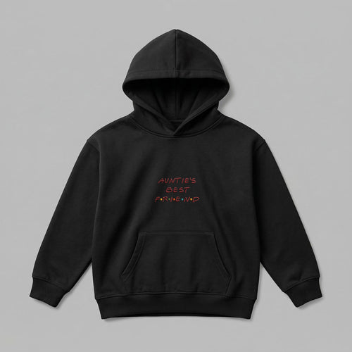 2-7 yaş aralığına uygun siyah renkli çocuk kapüşonlu sweatshirt modelinin önden görünümü. 'AUNTIE'S BEST FRIEND' nakışlı teyze temalı komik tasarım. Oeko-Tex sertifikalı %65 pamuk içeriği ve şardonlu polar iç yüzeyi, soğuk havalarda rüzgarı keserek sıcacık tutar. Solmaya karşı dirençli kumaşı, pratik kanguru cebi ve esnek ribanalarıyla kışlık gardıropların vazgeçilmezi olan, terletmeyen ve rahat premium çocuk hoodie. Teyzelerden yeğenlere sağlıklı ve kaliteli bir hediye alternatifi.
