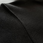 Siyah renkli 2-7 yaş çocuk kapüşonlu sweatshirt modelinin yüksek kalite dikiş işçiliğini ve tok kumaş dokusunu gösteren makro çekim. Oeko-Tex sertifikalı, pamuk ve polyester karışımlı kışlık materyal, çocukları terletmeden sıcak tutar. Yıpranmaya karşı ekstra dayanıklı ve pürüzsüz dış yüzeye sahip bu siyah kapüşonlu üst, hareketli çocukların günlük kullanımı için tasarlanmıştır. Ebeveynlerin çocukları için güvenle tercih edebileceği, uzun ömürlü ve sağlıklı bir kışlık giyim alternatifidir.
