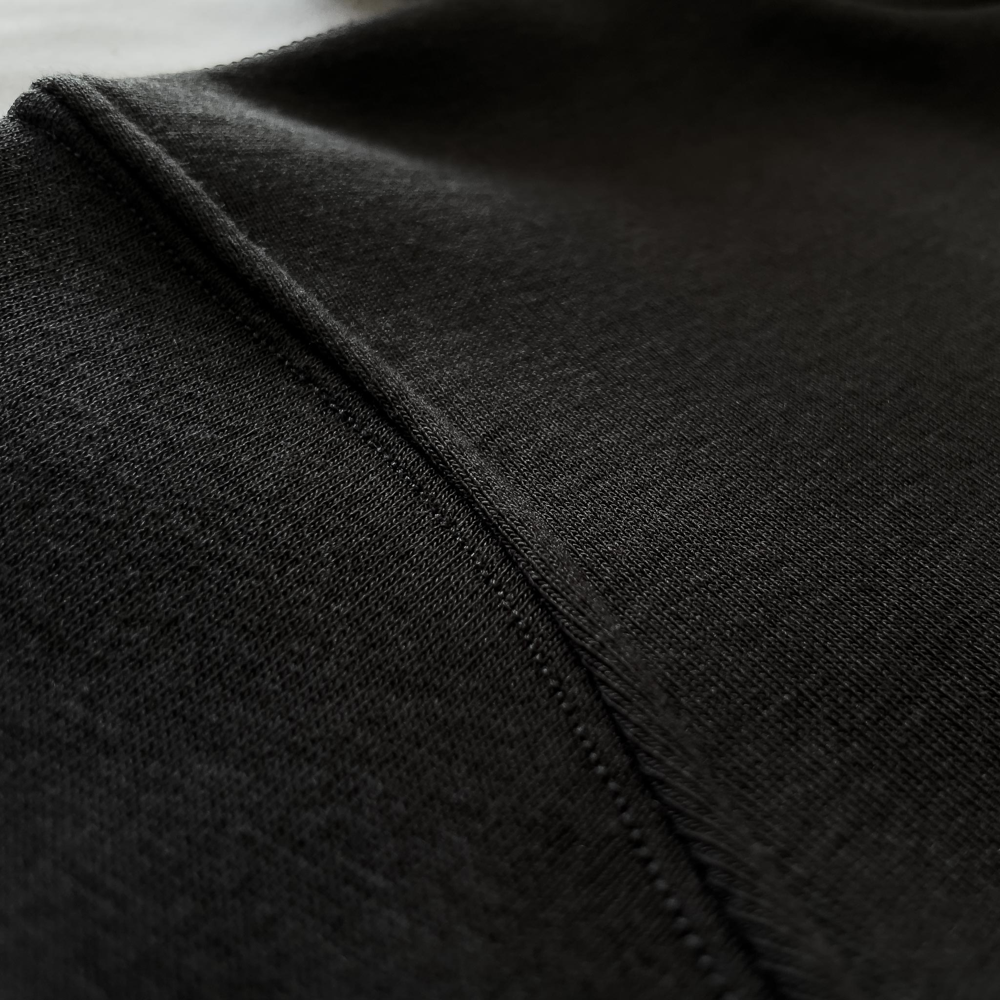 Siyah renkli 2-7 yaş çocuk kapüşonlu sweatshirt modelinin yüksek kalite dikiş işçiliğini ve tok kumaş dokusunu gösteren makro çekim. Oeko-Tex sertifikalı, pamuk ve polyester karışımlı kışlık materyal, çocukları terletmeden sıcak tutar. Yıpranmaya karşı ekstra dayanıklı ve pürüzsüz dış yüzeye sahip bu siyah kapüşonlu üst, hareketli çocukların günlük kullanımı için tasarlanmıştır. Ebeveynlerin çocukları için güvenle tercih edebileceği, uzun ömürlü ve sağlıklı bir kışlık giyim alternatifidir.