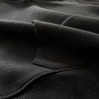 Siyah renkli çocuk sweatshirt modelinin formunu koruyan kalın fitilli etek ucu ribanasını ve kusursuz alt dikiş işçiliğini gösteren detay fotoğrafı. Beli tam kavrayarak vücut ısısını koruyan, ancak esnek yapısıyla oyun sırasında çocuklara rahatsızlık vermeyen ergonomik ve dökümlü tasarım. Oeko-Tex standartlarına uygun kalın kışlık kumaşıyla bu kapüşonlu üst, soğuk havalarda maksimum koruma sağlayan kaliteli çocuk giyim ürünleri arayan aileler için rüzgar geçirmeyen dayanıklı bir seçenektir.