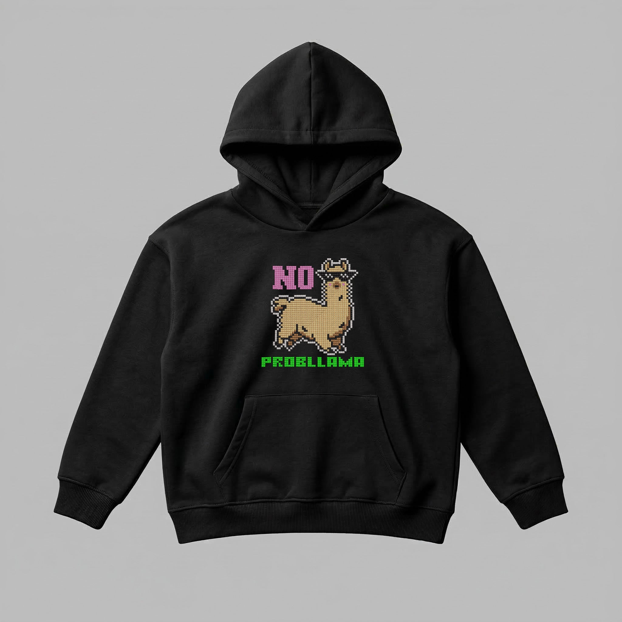 2-7 yaş grubu için siyah renkli çocuk kapüşonlu sweatshirt önden görünümü. Göğsünde piksel lama figürü ve 'NO PROBLLAMA' yazılı komik nakış tasarımı yer alır. Oeko-Tex standartlarına uygun %65 pamuk içeriği ve şardonlu polar iç yüzeyi, soğuk havalarda rüzgarı keserek sıcacık tutar. Solmaya dirençli kumaşı, pratik kanguru cebi ve esnek ribanalarıyla öne çıkan premium çocuk hoodie, terletmeyen sağlıklı yapısıyla kışlık gardıroplar için eğlenceli ve rahat bir alternatiftir.
