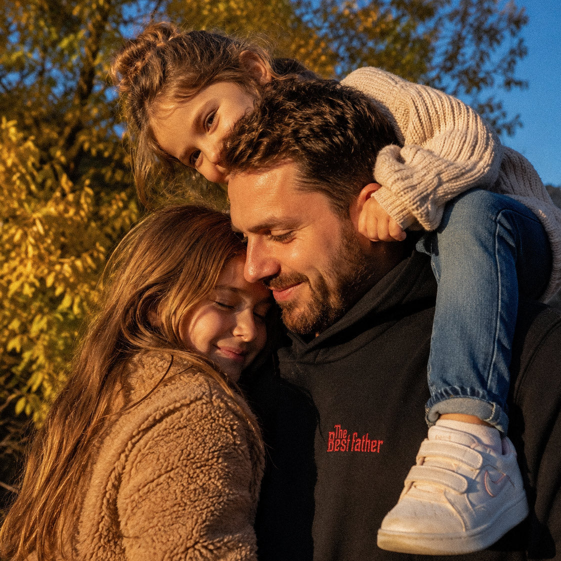 Siyah renkli kalın polar erkek kapüşonlu sweatshirt. Sol göğsünde kırmızı iplikle sinema filmi stili "The Best father" nakışı yer alır. İçi şardonlu, sıcak tutan dokusu ve yüksek kalite Alman nakış işçiliğiyle üretilmiştir. Sonbahar konseptli sıcak ve samimi baba-kız lifestyle ürün çekimi.