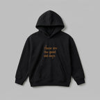 These are the good old days nakış detaylı, siyah renkli kalın çocuk hoodie modeli. Oeko-Tex standartlarına uygun, içi şardonlu polar kumaşı sayesinde soğuk havalarda üstün koruma sağlarken çocukları terletmez. Yıpranmalara karşı ekstra dayanıklı pürüzsüz dış yüzeyi, kullanışlı kanguru cebi ve kalın etek ucu ribanası ile öne çıkar. 2-7 yaş aralığındaki kız ve erkek çocukların kış gardırobu için ideal, uzun ömürlü premium kapüşonlu sweatshirt.