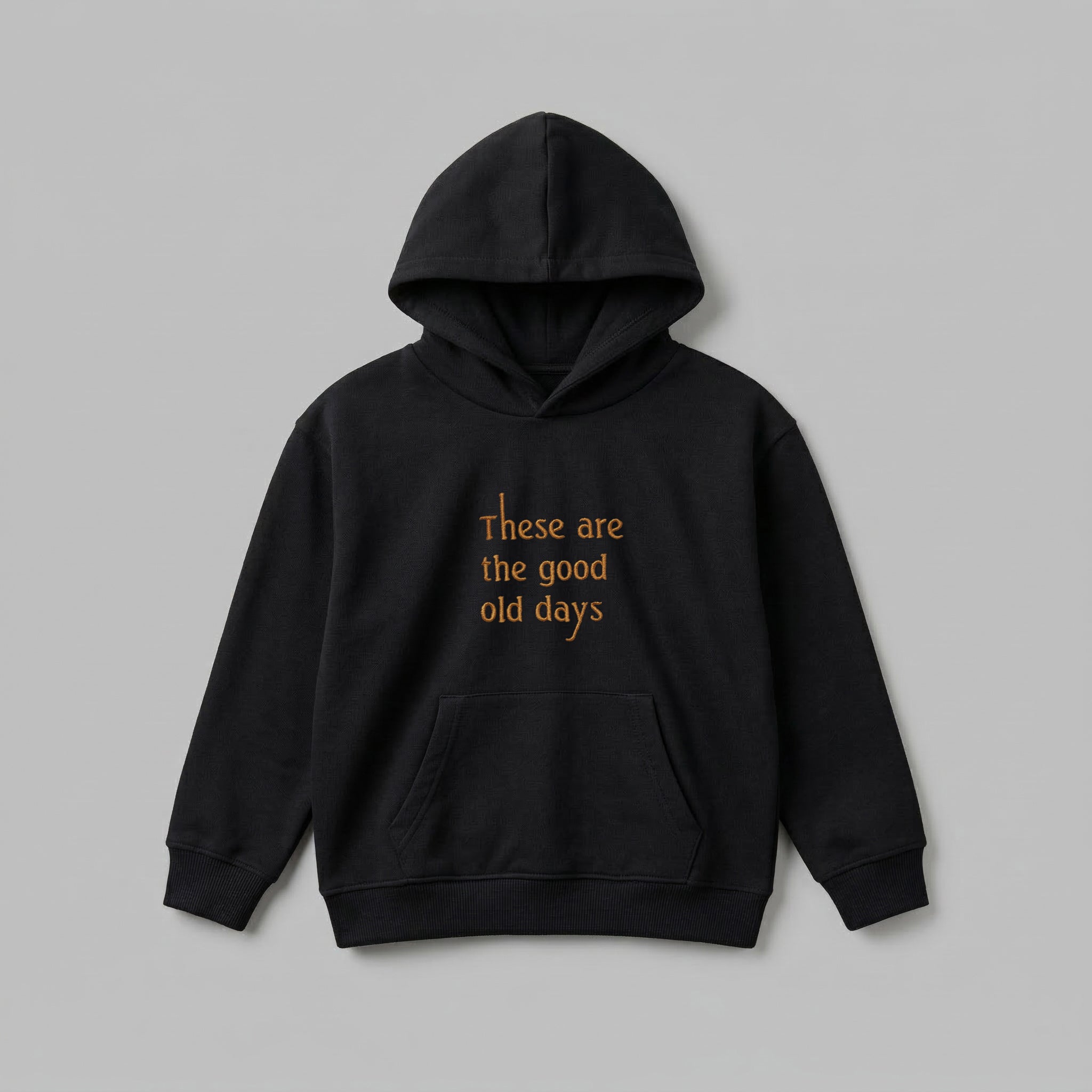 These are the good old days nakış detaylı, siyah renkli kalın çocuk hoodie modeli. Oeko-Tex standartlarına uygun, içi şardonlu polar kumaşı sayesinde soğuk havalarda üstün koruma sağlarken çocukları terletmez. Yıpranmalara karşı ekstra dayanıklı pürüzsüz dış yüzeyi, kullanışlı kanguru cebi ve kalın etek ucu ribanası ile öne çıkar. 2-7 yaş aralığındaki kız ve erkek çocukların kış gardırobu için ideal, uzun ömürlü premium kapüşonlu sweatshirt.