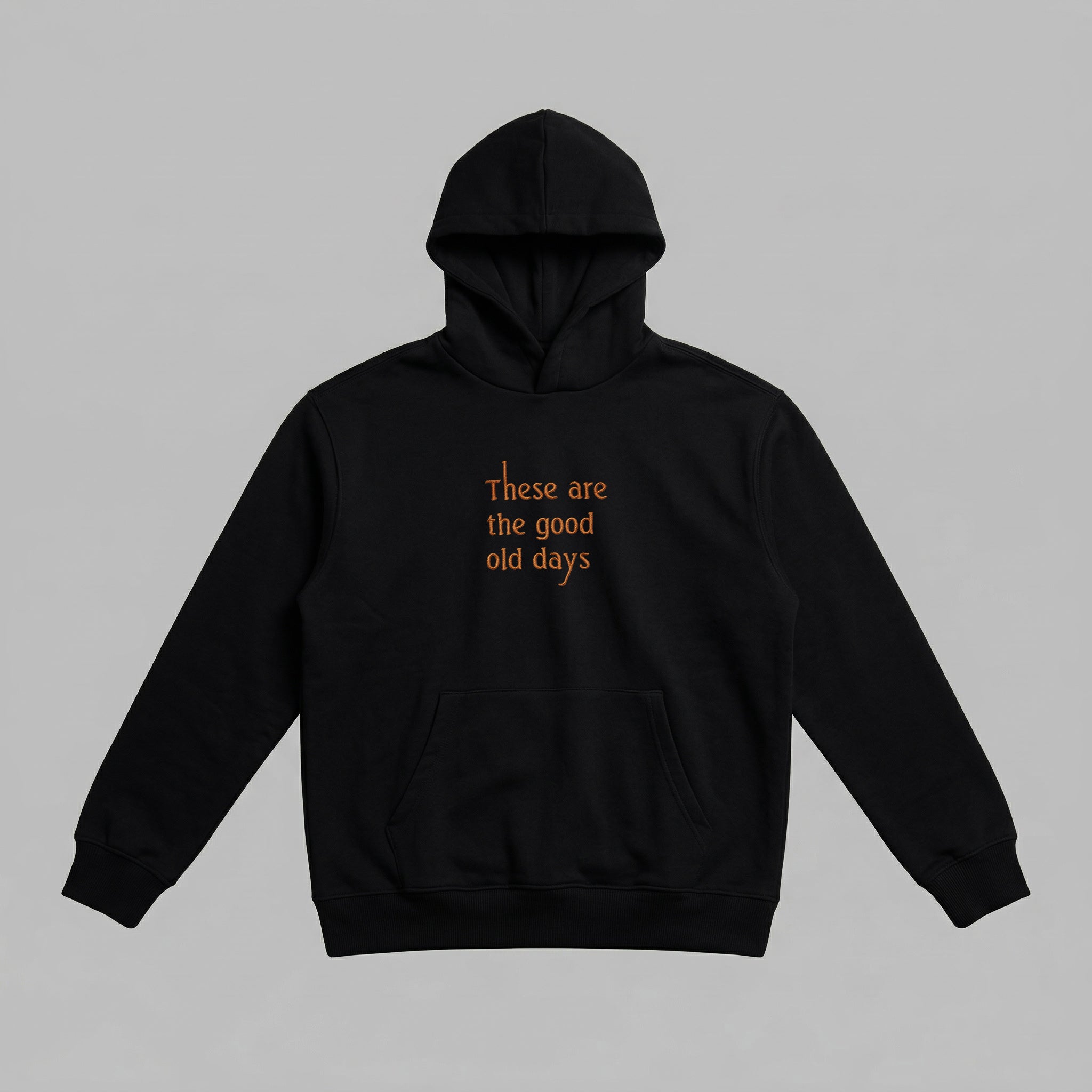 "These are the good old days" nakışıyla dikkat çeken, siyah renkli premium yetişkin kapüşonlu sweatshirt. Yüksek kalite Alman işçiliği ile işlenen bu özel tasarım, anılarınızı stilinize yansıtır. İçi kalın şardonlu polar dokusu ve Oeko-Tex sertifikalı rüzgar kesen kumaşı sayesinde kış soğuklarında maksimum koruma sunar. Geniş kanguru cebi ve esnek manşetleriyle tasarlanan, nefes alabilen yapısıyla terletmeyen dayanıklı ve şık ebeveyn kışlık giyim modeli.