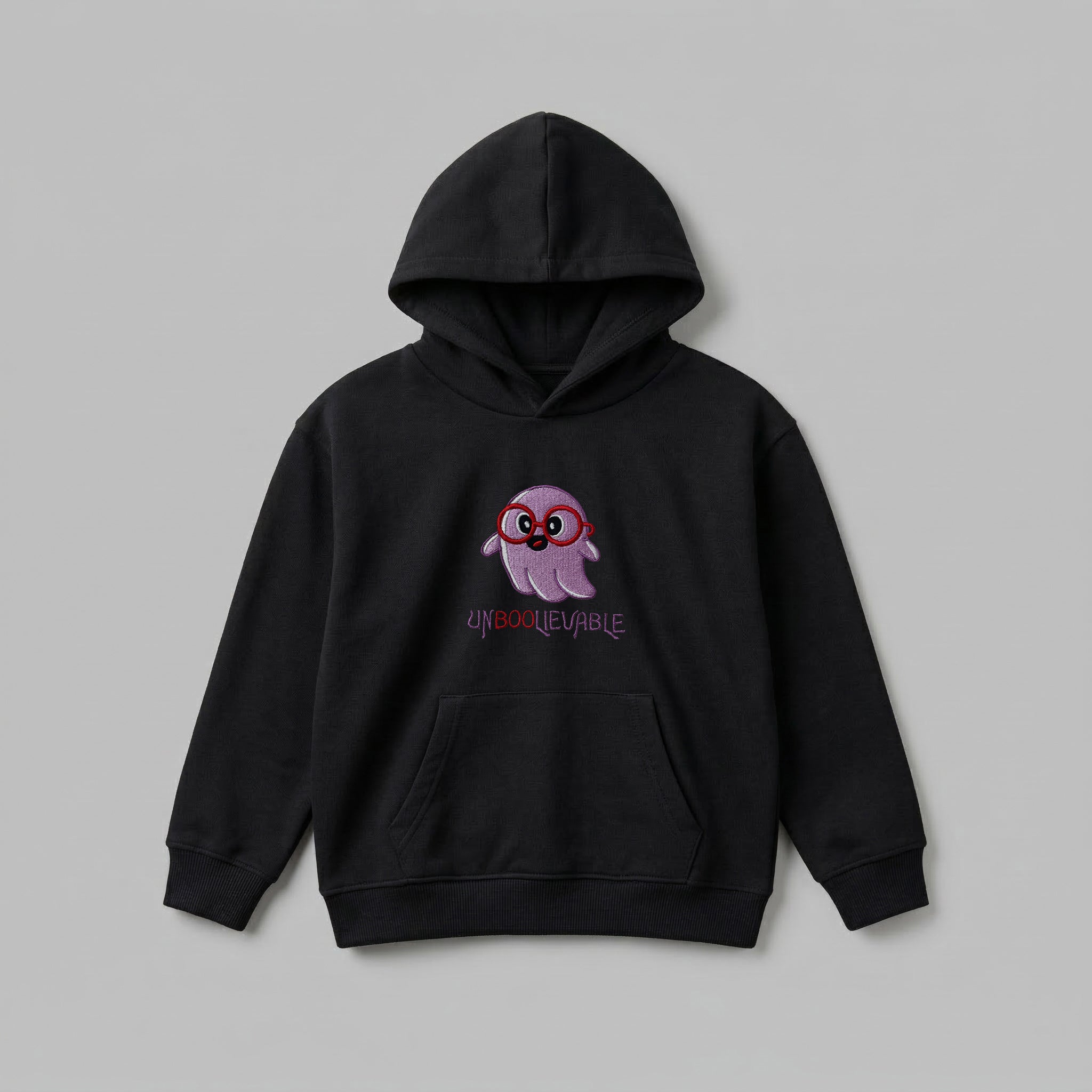 Siyah renkli, Oeko-Tex sertifikalı kalın polar çocuk kapüşonlu sweatshirt. Göğüs kısmında kırmızı gözlüklü mor hayalet figürü ve "UNBOO LIEVABLE" esprili nakışı yer alır. İçi şardonlu dokusu kışın soğuğu keser, sıcak tutar ve terletmez. Fermuarsız tasarımı, kanguru cebi ve yüksek kalite Alman işçiliğiyle öne çıkan premium kışlık çocuk tasarımı.