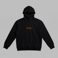 Siyah renkli, Oeko-Tex sertifikalı kalın polar ebeveyn kapüşonlu sweatshirt. Çocukların "PLAYER" konseptine eşlik eden, turuncu iplikle özenle işlenmiş "WATCHER" nakış detayı yer alır. Fermuarsız rahat tasarımı, içi şardonlu sıcak tutan dokusu ve kanguru cebiyle öne çıkan, yüksek Alman nakış işçiliği standartlarında üretilmiş premium ebeveyn kışlık giyim tasarımı.