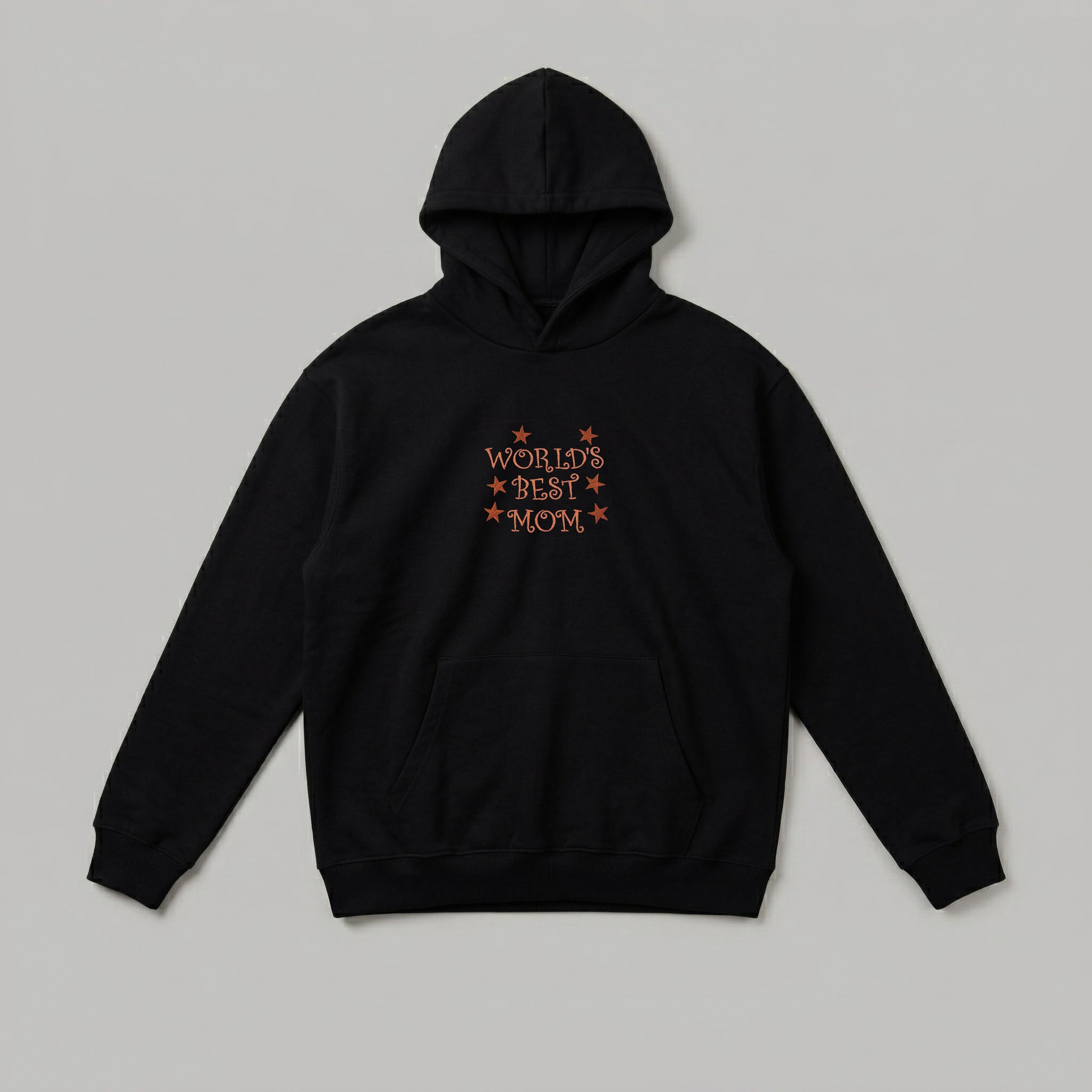 Anneleri mutlu edecek şık ve konforlu siyah renkli yetişkin kapüşonlu sweatshirt. Oeko-Tex sertifikalı rüzgar kesen kumaşı ve içi şardonlu kalın polar yapısıyla soğuk kış günlerinin vazgeçilmezidir. Göğsündeki World's Best Mom yazısı ve yıldız desenleri birinci sınıf Alman nakış işçiliği ile uygulanmıştır. Nefes alan ve terletmeyen bu dayanıklı tasarım; esnek manşetleri, geniş kanguru cebiyle anneler için premium kışlık giyim alternatifidir.