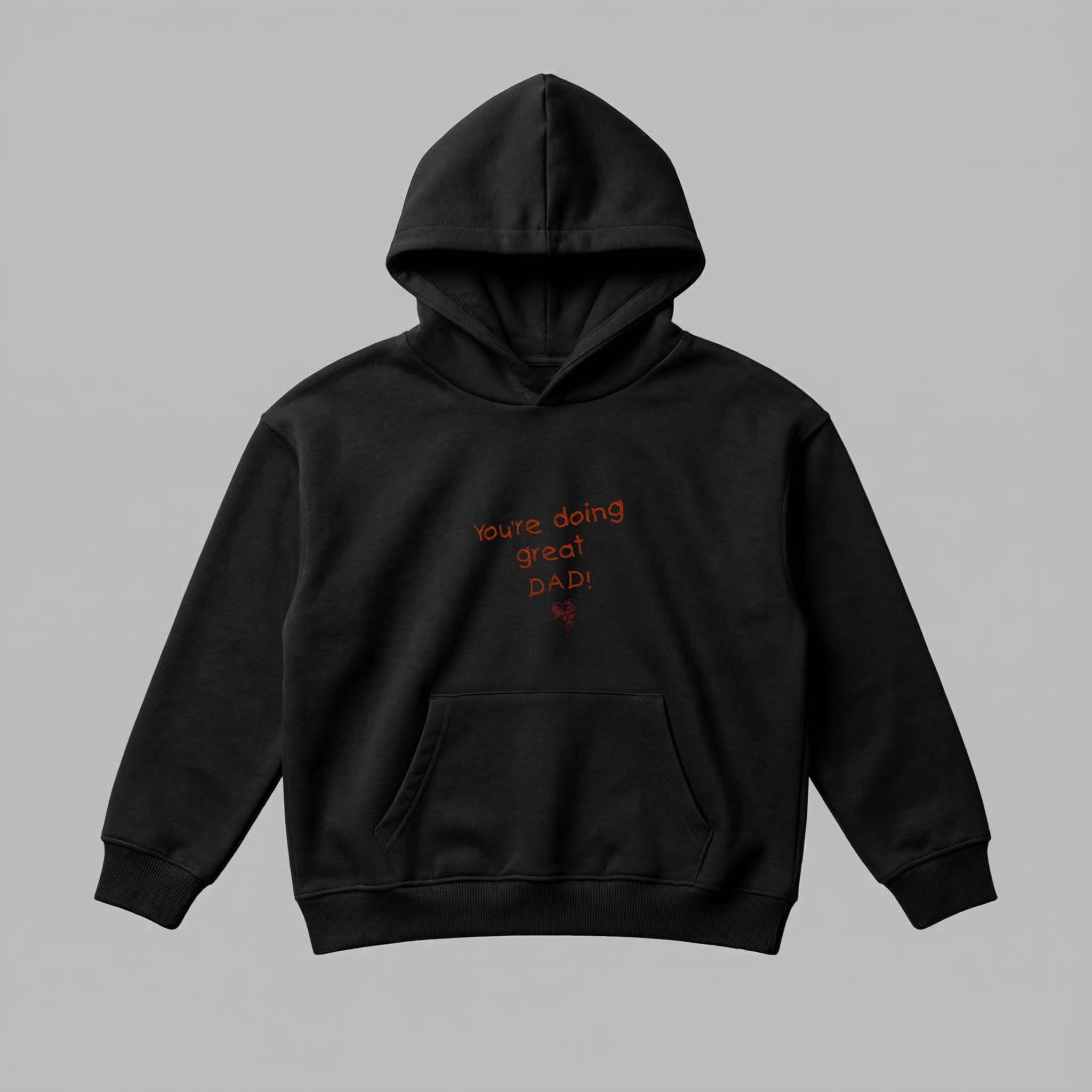 Siyah renkli, Oeko-Tex sertifikalı kalın polar çocuk kapüşonlu sweatshirt. Göğüs kısmında çocuk el yazısı fontuyla işlenmiş turuncu renkli "You're doing great DAD!" yazısı ve karalama kalp nakışı bulunur. İçi şardonludur; rüzgarı keser, sıcak tutar ve terletmez. Kanguru cepli ve yüksek kalite Alman nakış işçiliğiyle üretilmiş premium tasarım.