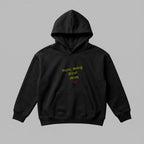 Siyah renkli, içi kalın şardonlu yapısıyla soğuk kış günlerinde çocukları rüzgardan koruyan premium çocuk kapüşonlu sweatshirt. Göğsünde yüksek kalite Alman nakış sanatıyla işlenmiş You're doing great MOM! yazısı ve kırmızı kalp detayı bulunur. Oeko-Tex onaylı nefes alan kumaşı terlemeyi önlerken üstün ısı yalıtımı sağlar. 2-7 yaş çocukların rahatlığı için düğme ve fermuar kullanılmadan tasarlanan bu model; geniş kanguru cebi ve pürüzsüz dış yüzeyiyle uzun ömürlü bir şıklık sunar.