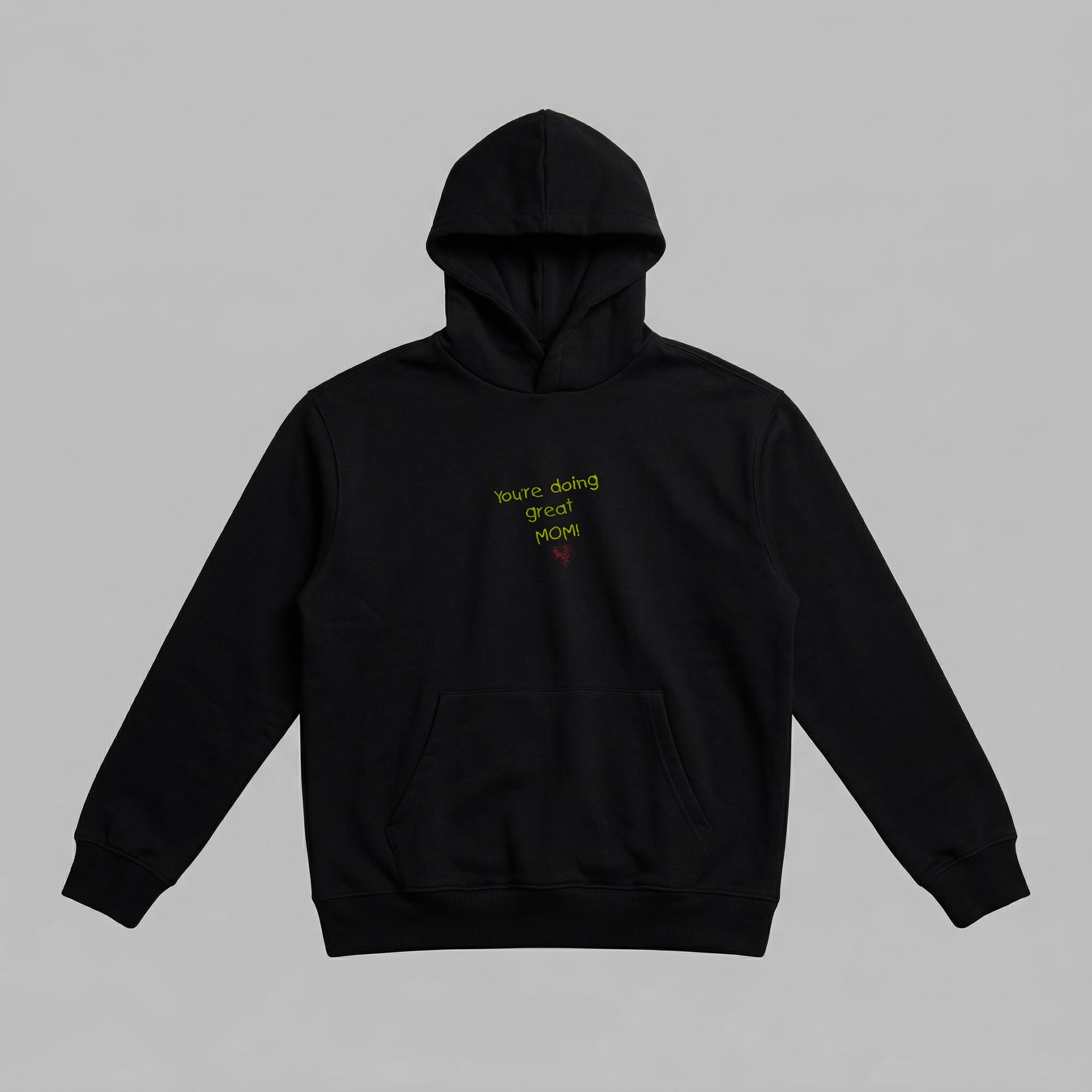 Anneleri soğuk kış günlerinde sıcacık tutacak, içi kalın şardonlu polar yapıya sahip siyah renkli yetişkin kapüşonlu sweatshirt. Göğüs kısmında motivasyon verici You're doing great MOM! yazısı ve zarif bir kalp nakışı, birinci sınıf Alman işçiliğiyle işlenmiştir. Oeko-Tex sertifikalı rüzgar kesen kumaşı nefes alır ve terletmez. Kullanışlı kanguru cebi, esnek manşetleri ve pürüzsüz dış yüzeyiyle anneler için tasarlanmış dayanıklı, şık ve konforlu premium kışlık giyim.