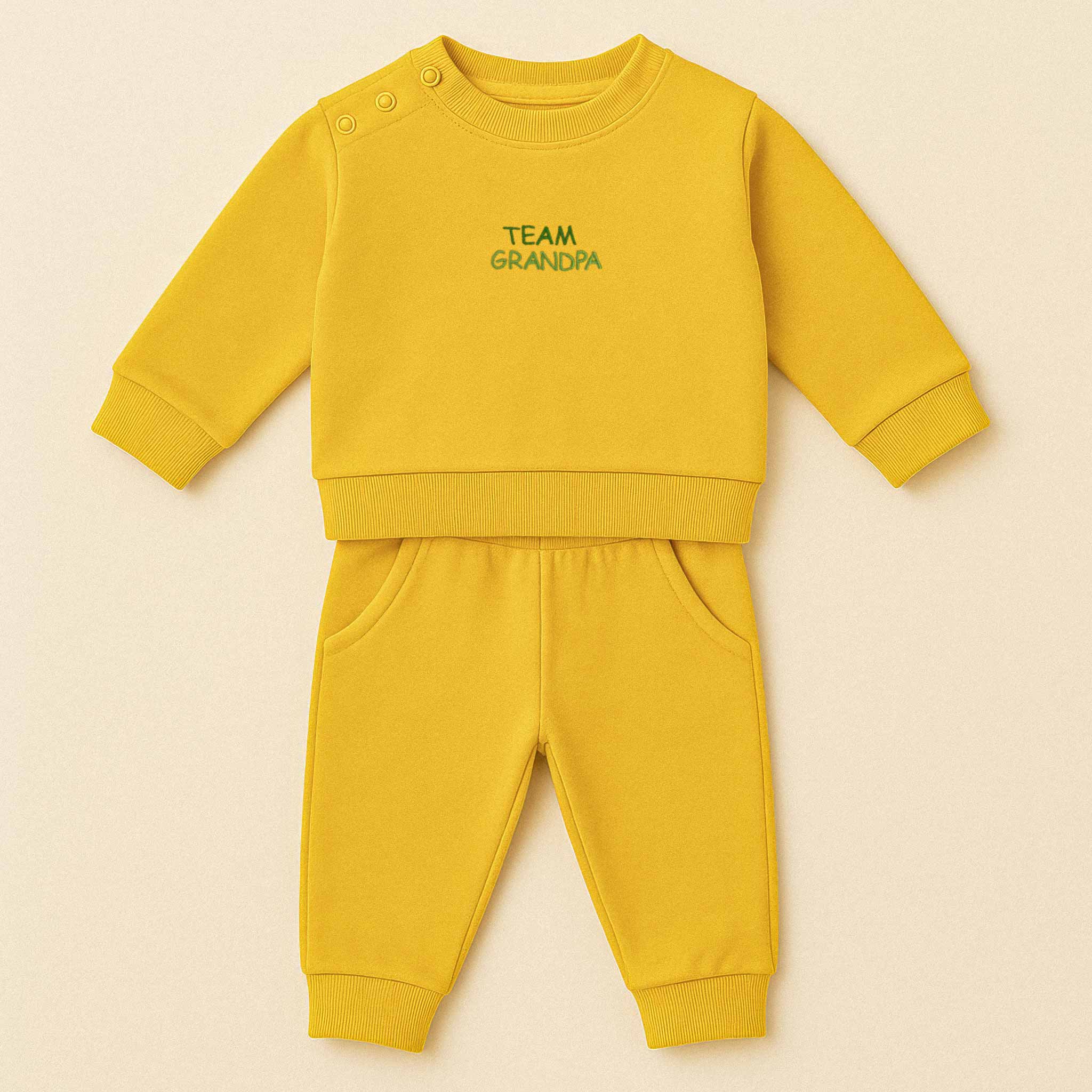 Hardal sarısı renkli, sweatshirt ve pantolondan oluşan "Team Grandpa" nakışlı, omuzdan çıtçıtlı pamuklu bebek eşofman takımı.